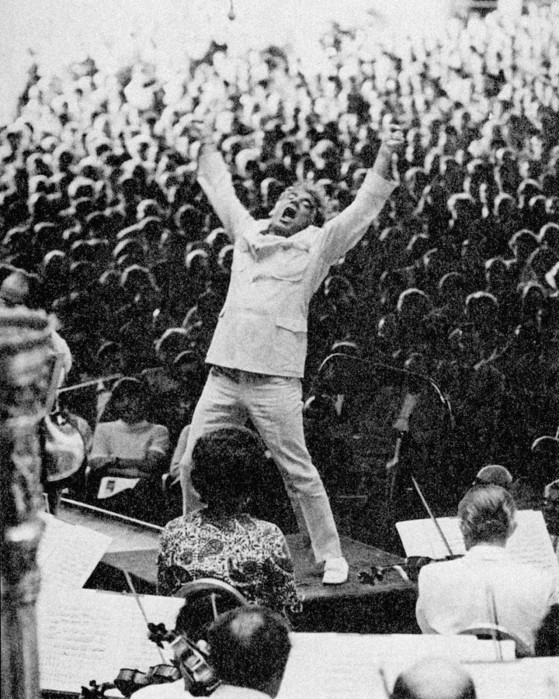 “Bernsteins jautāja, vai viņš varēšot diriģēt viņa darbu. Blūms atteicis, ka viņš nevar atbildēt, jo lēmumu pieņemt var vienīgi pats Bernsteins. Pēc Blūma atstāsta, Bernsteins teicis: “Man ir tikai viens kritērijs. Vai tas man izraisīs orgasmu?” (Foto: Whitestone Photo)