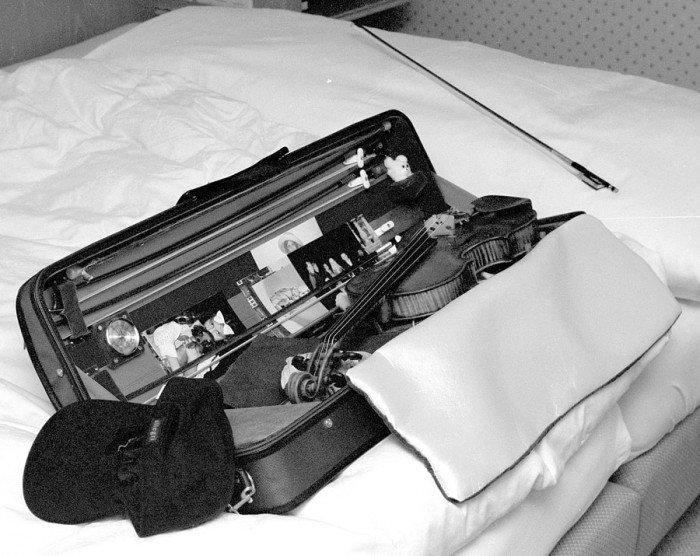 “Kas tikai viss — bez instrumenta — atrodas vijoles futrālī: lociņš, stīgas, kolofonijs, surdīne, tīrīšanas līdzeklis, zīmuļi, dzēšgumija, brilles, atbalsti, talismans… fotogrāfijas! Arī es tajā kopš bērnības noglabāju fotogrāfijas, kas man svarīgas: Žaku Brelu, par ko es biju sajūsmā; sieviešu tēlus, no kā gaidīju labvēlību; asprātīgas pastkartes, kā tā, par svēto Intonāciusu, vai manu meitu Ailikas un Gigi uzņēmumi, kuras aug lielas un priecē manu sirdi. Lika reiz atsūtīja man pastkartīti ar bēdīgu pērtiķēnu, kurš sauca: “Tēti, kur tu esi?” Un priecīgās Gigi zīmējumi, kas joprojām ir goda vietā aiz lociņa, pastāvīgi atgādinot visu to, kā man trūkst tālumā.” Gidons Krēmers