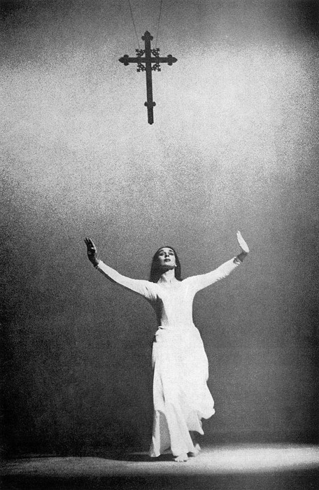 Vija Vētra dejo baznīcā, kur iepazinās ar Louelu