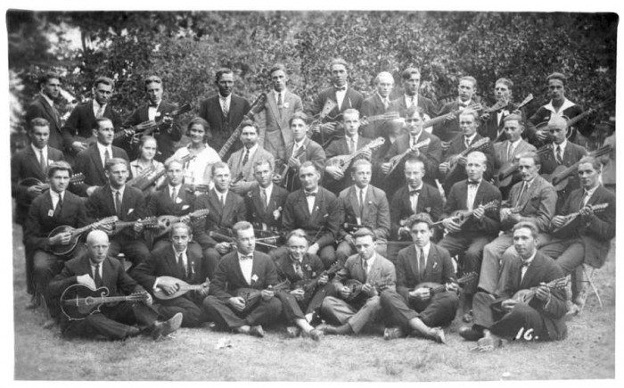 Vilis Lācis mandolīnistu orķestrī 4. rindā 2. no kreisās. (Foto no Latvijas Valsts kinofotofonodokumentu arhīva)