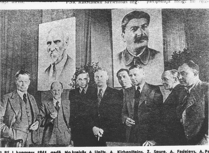 1941. gada 14. jūnijs. Latvijas padomju rakstnieku savienības dibināšana. No kreisās: Andrejs Upīts, Augusts Kirhenšteins, LKP  2. sekretārs Žanis Spure, krievu rakstnieks Aleksandrs Fadejevs, KP sekretārs Arvīds Pelše, Vilis Lācis un baltkrievu rakstnieks Janka Kupala. (Foto no Latvijas Okupācijas muzeja fondiem)