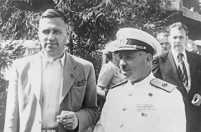 Vilis Lācis sarunā ar Padomju Savienības divkārtējo varoni polārpētnieku Ivanu Papaņinu Maskavā 1959. gada 11. maijā. (Foto no Latvijas Valsts kinofotofonodokumentu arhīva)