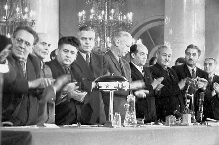 PSRS rakstnieku kongresa prezidijs.  1. rindā no kreisās – Maršaks, Tursunzade, Lācis, Fadejevs, Kerbabajevs, Simonovs, Fedins. Maskava, 1954. gads. (Foto - J.Rjapasovs. No Latvijas Valsts kinofotofonodokumentu arhīva)