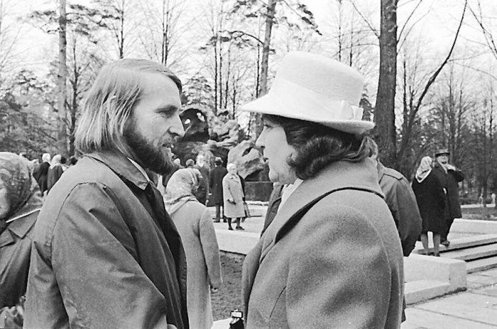 Velta Lāce un tēlnieks Aivars Gulbis, Viļa Lāča pieminekļa autors. Rīgā, Meža kapos, 1974. gadā  (Foto - Gunārs Janaitis. No Latvijas Valsts kinofotofonodokumentu arhīva)