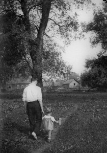 Arsēnijs Tarkovskis un mazais Andrejs Malojaroslavecā, 1934 (Foto - Ļevs Gornungs)