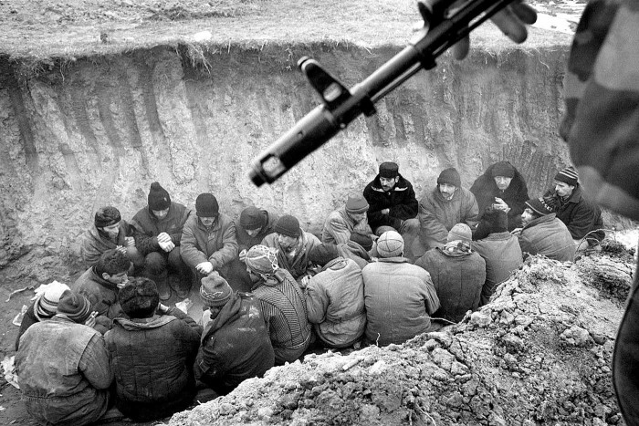 Čečenu gūstekņi bedrē Hankalā (Foto - Pāvels Pavlovs, Reuters)