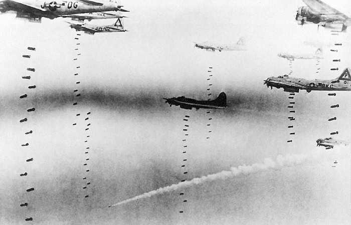 ASV lidmašīnu uzlidojums Drēzdenei (Foto: Bildarchiv Preussischen Kulturbesitz)