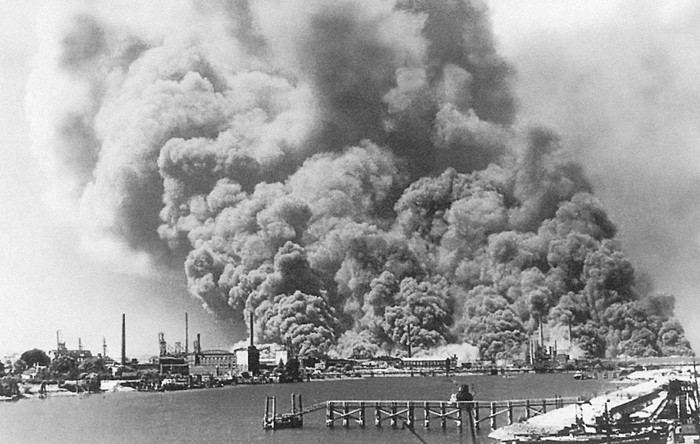 Ugunsgrēks Hamburgā 1944. gada 20. jūnijā (Foto: Bildarchiv Preussischen Kulturbesitz)