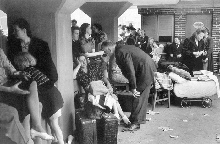 Hamburgas iedzīvotāji slēpjas no bombardēšanas, 1943 (Foto: Hamburg. Landesmedienzentrum)