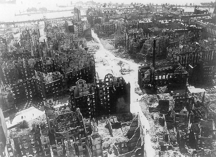 Hamburga pēc bombardēšanas (Foto: Bildarchiv Preussischen Kulturbesitz)