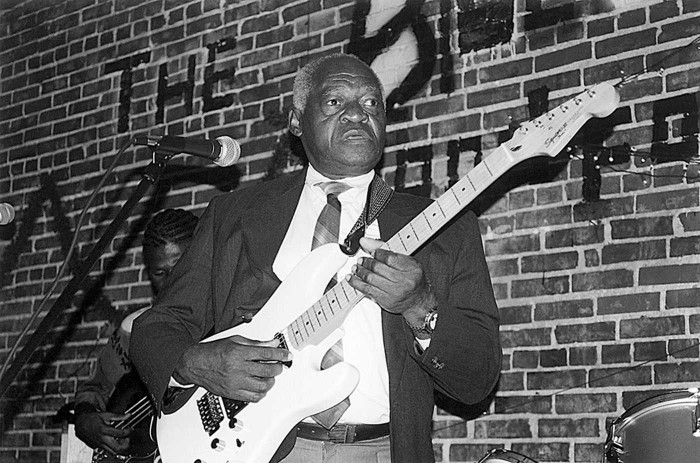 Klārksdeilā, Misisipi iekārtots blūza muzejs, katru ceturtdienu vietējais blūzmenis “Doktors” Maiks Džeimss māca bērniem, kā uz dažādiem instrumentiem spēlējams blūzs. Mēs viņu dzirdējām uzstājamies kopā ar bērnu grupu The Inteerns kādā Klārksdeilas krodziņā