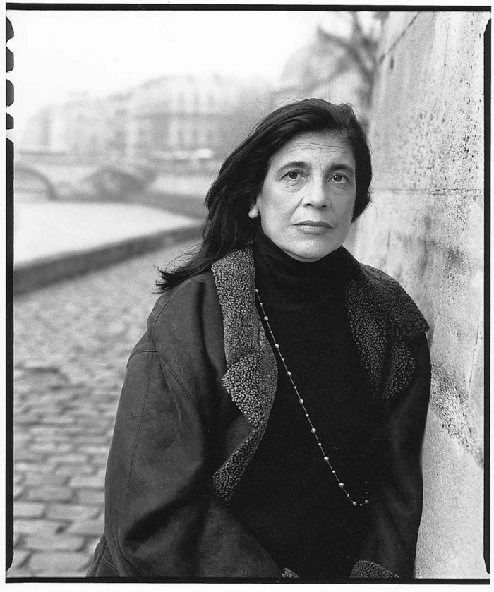 Zontāga necieš, ka sievietes uz ielām viņu pazīst pēc fotogrāfijām žurnālā Vogue vai uz viņas grāmatu vākiem, kuras viņas, sievietes uz ielām, tā arī nav lasījušas. Tomēr visās fotogrāfijās Zontāga it kā mēģina sejā paust to pašu, ko savos rakstos: “Esi nopietns. Esi kaislīgs. Esi nomodā.” Šajā, Leibovicas fotogrāfijā, vairs nav tīksmīgās koķetērijas, kas jaunākās, tas ir, vecākās, bildēs. Lūpu un acu kaktiņi, mati, pleci, krūtis — viss noslīdējis lejup, un, jādomā, nepieciešams nopietns spēks, lai tam visam piešķirtu cilvēcīgu formu. Nupat izlasīju, ko raksta par viņu Jorems Keniuks: “Jūdžīns O’Nīls saka, cilvēks ir dzimis salūzis, un dzīve ir salabošana. Dieva žēlastība ir līme. Sūzena ir vienīgais man pazīstamais cilvēks, kas atradusi Dieva žēlastību pati sevī. Viņa salīmējusi sevi no šiem gabaliem.” (Foto - Annie Leibovitz)