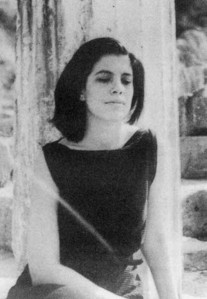 Sūzena Zontāga Grieķijā, 1958. gadā, jau “dramatiski skaista”, kā par viņu labprāt teiks mazliet vēlāk. Acis vērstas uz “tumšajiem dziļumiem”, un tajā pašā virzienā smaids, kuru arī var saskatīt tikai no “iekšpuses” — gluži kā slavenajā Tjučeva dzejolī Bet spēcīgāk par apburtību ir acis, lejup vērstas... (Foto - Courtesy Harriet Sohmers)