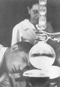 1951. gadā Mehiko, sintezējot komponentu topošajai Tabletei (Foto no Karla Džerasi autobiogrāfijas Tablete, pigmejpērtiķi un Degā zirgs)