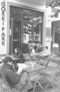 Kafejnīcā Gorki Park iet, skatoties uz Maksima Gorkija portretu, ēst īstu soļanku, kas nekad nerada jautājumu, vai soļanka ir mērce vai zupa. (Foto - Haralds Vecvagars)