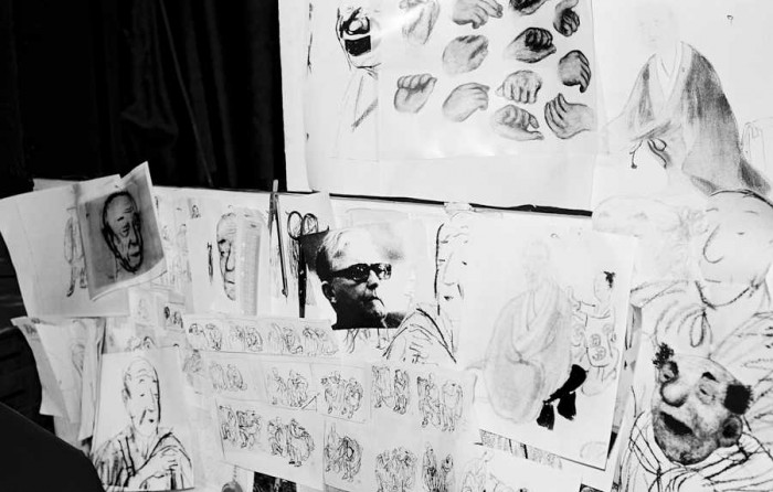 Šostakoviču es esmu redzējis vienreiz mūžā. Burtiski divas sekundes. Mēs ar paziņu stāvējām taksometru pieturā, 1962. gadā, viņš raustīja valodu, paziņa, un pēkšņi viņš man saka: “Ju-ju-ju-jurik, aiz mu-mu-mums Š-š-š-š-š-š-ostakovičs!” Un es tā pagriezos – un viņš stāv, smēķē. Viņam tā drebēja roka, bet acis – acīmredzot viņš tajā brīdī par kaut ko domāja, jūs zināt, kad bērni vai kad cilvēks vispār domā, viņam seja kustas atbilstoši tai telpai, ko viņš redz, vienīgais. Un Šostakovičs par kaut ko domāja, viņa acis peldēja… Es pat kaut kur pierakstīju: “Viņam acis peldēja kā zīdainim.” Viņam bija neticami artistiska mute. (Foto - Uldis T;irons)