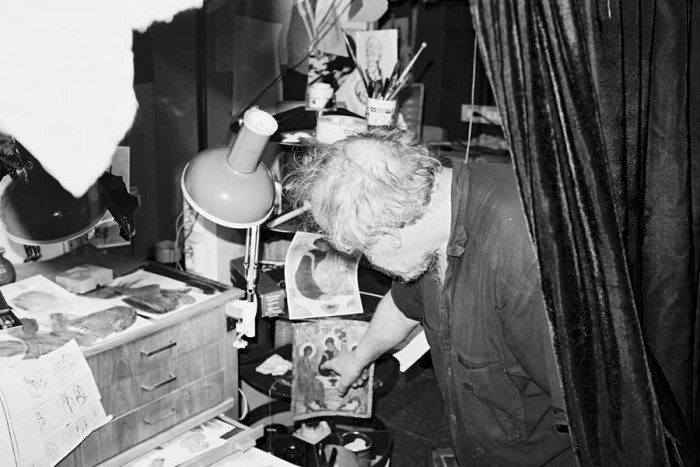 Vēl burtiski aizvakar es biju pastā, saņēmu paciņu, un skatījos, kā pasta darbiniece saiņoja bandroles. Vienkārši skatījos, kā viņa noziež tās ar līmi, kaut ko pielīmē un nomet. Diezgan simpātiska, es tā stāvu un skatos, un viņa pēkšņi: “Kurp jūs?” Es saku: “Es – saņemt paciņu.” - “Piektais lodziņš! Nav ko uz mani te skatīties!” Es saku: “Nu ko jūs, skatīties uz skaistu sievieti – tas ir pacilājoši.” Viņa nosarka. Jā, nu tāds es esmu nekauņa. Lūk, Čehovs ir teicis, ka tas ir nepieklājīgi – skatīties svešos logos. Bet man tas šausmīgi patīk. Es uz mazu brīdi pametu skatu, fiksēju kādu mizanscēnu, un sāku to attīstīt – bet kas tur bija pirms tam un kas notiks tālāk? (Foto - Uldis Tīrons)