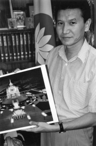 Kirsans Iļumžinovs tur rokās attēlu, uz kura redzams topošais augstākais hurūls Eiropā (Foto - Anita Admine)