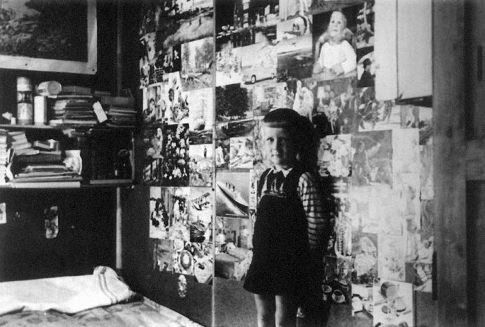 Bēgļu bērns Lībekā. Modra Ekšteina ģimene artilēristu kazarmās nodzīvoja četrus gadus, līdz saņēma atļauju izbraukšanai uz Kanādu. (Foto no Modra Ekšteina persoīgā arhīva)