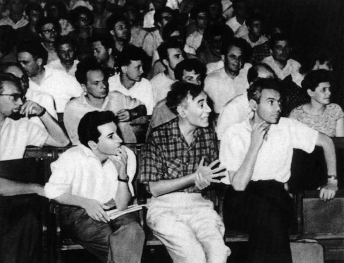 Ļevs Landaus (centrā) leģendārajā iknedēļas seminārā 50. gadu beigās (Foto no Landauu ģimenes arhīva)