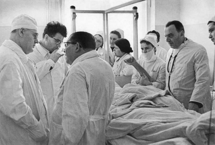 Konsilijs pie Ļeva Landaua slimības gultas, 1968 ( Foto no Landauu ģimenes arhīva)