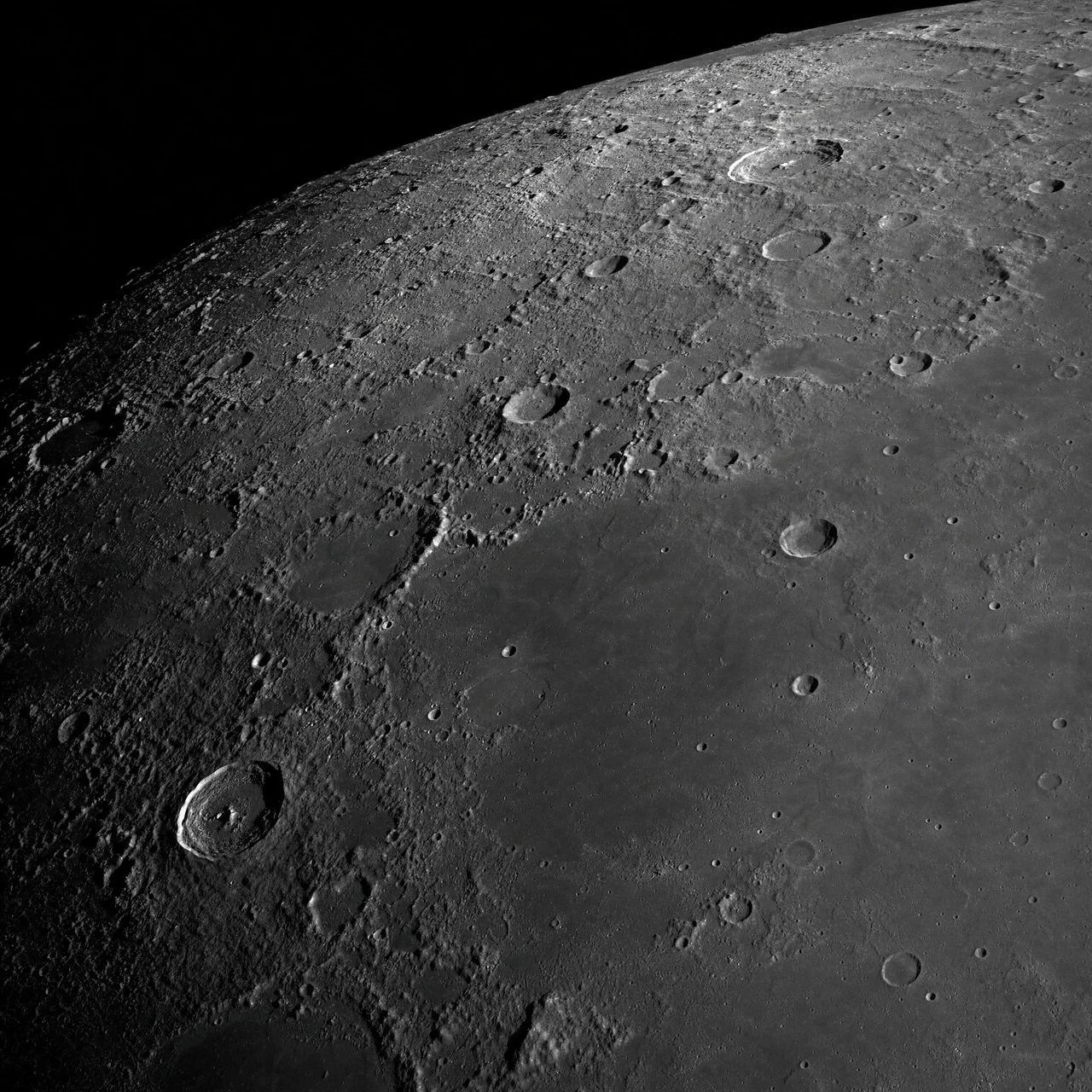 Variācijas par mēness tēmu: Ostupa distancētības poētika